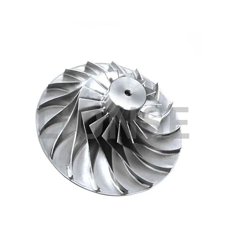Como o número de lâminas do impulsor afeta a eficiência da bomba?
