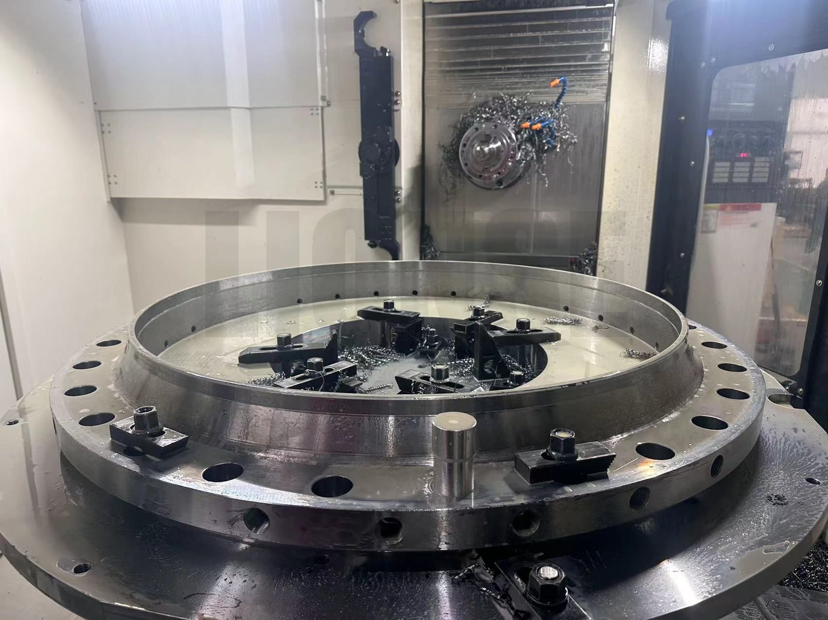 Como garantir a verticalidade do furo ao perfurar flanges de grande diâmetro?