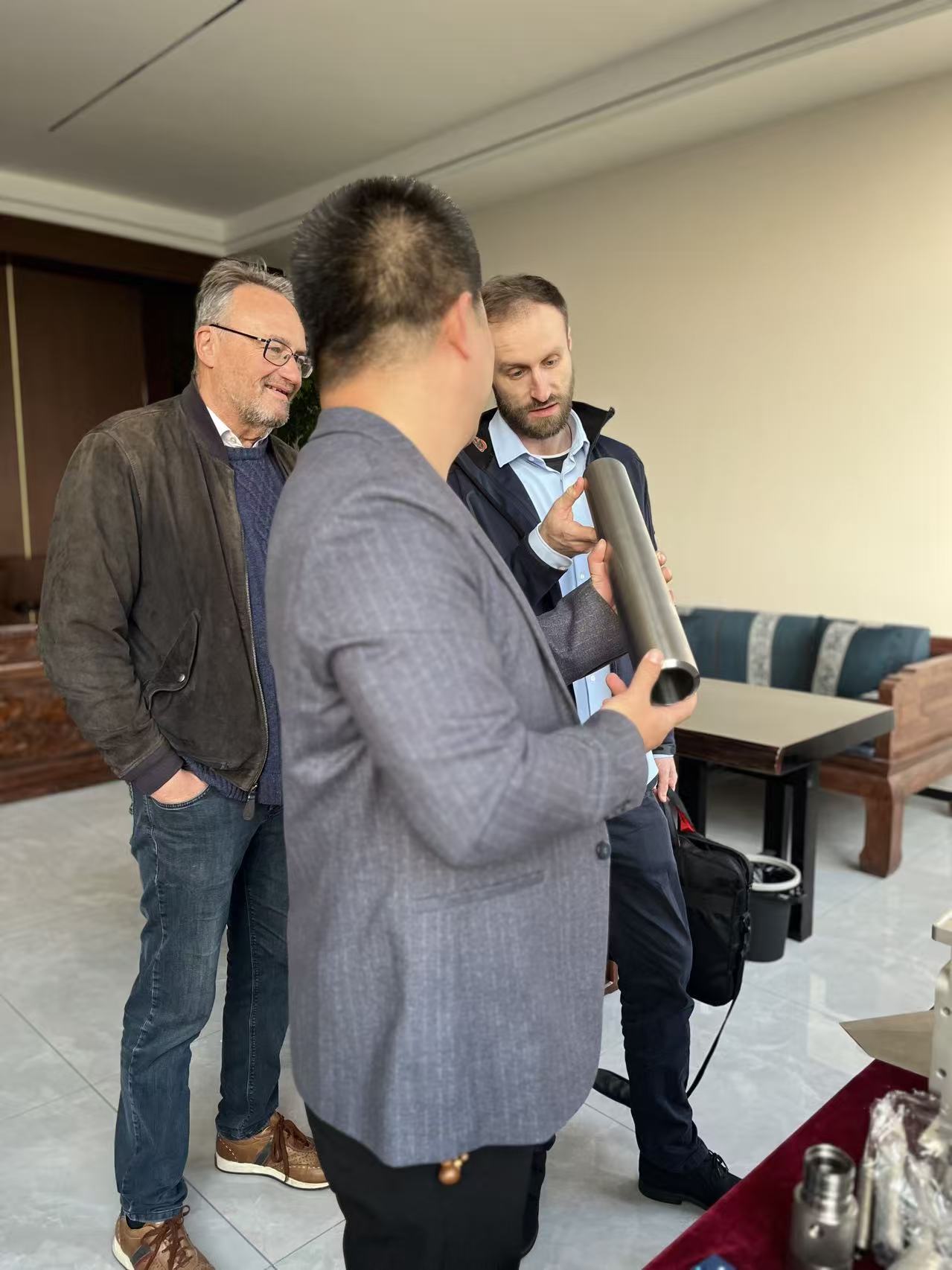 Uau! Os clientes alemães fazem check-in em nossa empresa, impulsionando a cooperação pragmática.