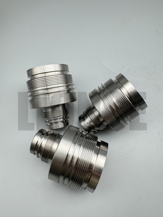 Por que a liga de titânio Grau 5 é escolhida para equipamentos de alto mar?