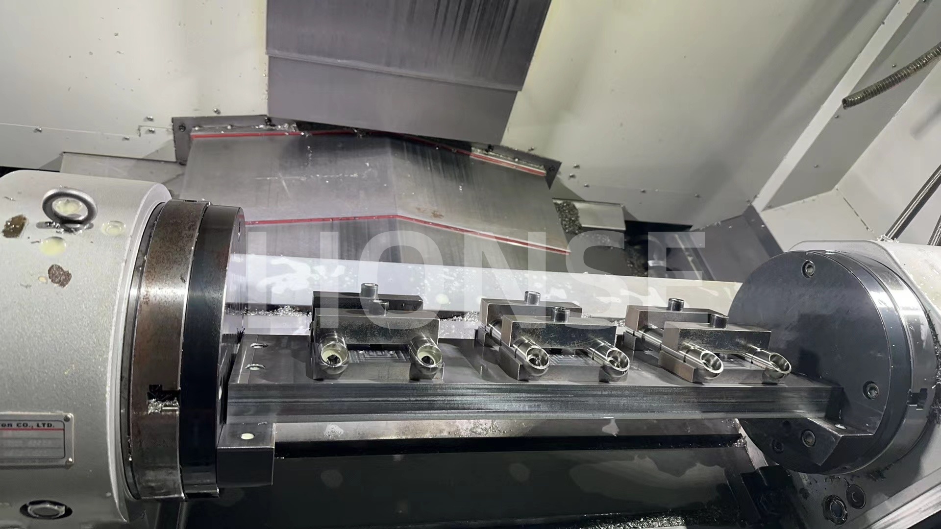 Para quais equipamentos marítimos específicos a liga de titânio GR5 pode ser usada?