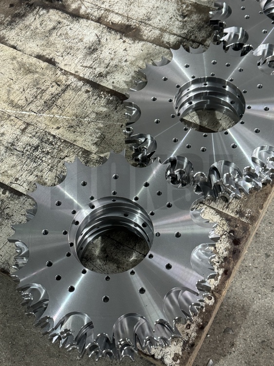 Qual é a principal função de uma roda dentada em equipamentos mecânicos?