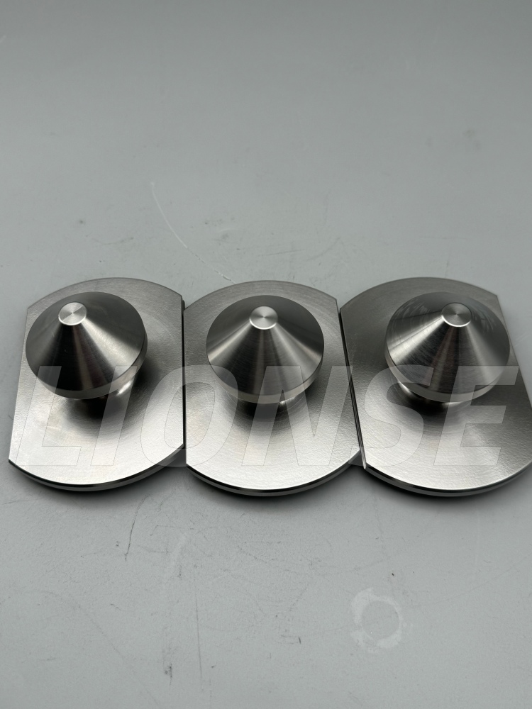 Parafuso prisioneiro de localização de superfície cônica